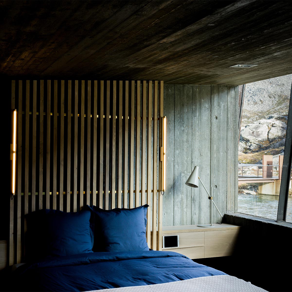 Hunter Table Lamp - Image 4